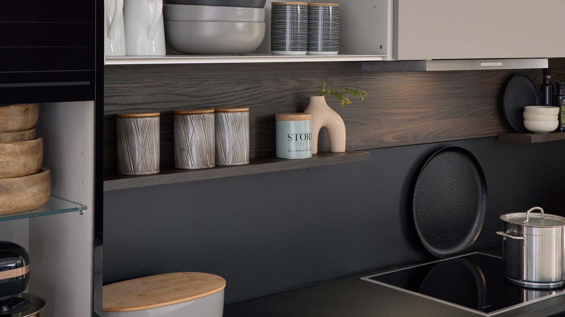 Einbauküche Interliving aus Holz in Beige Interliving Küche Serie 3072 mit Miele-Einbaugeräten Lava & Nussbaum Kuba - zweizeilig