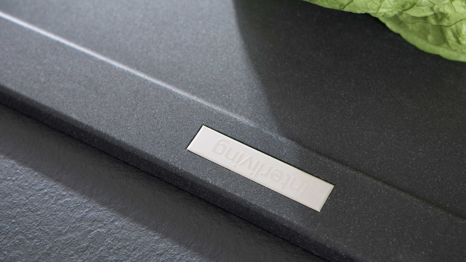 Einbauküche Interliving aus Holz in Beige Interliving Küche Serie 3106 mit Miele-Einbaugeräten Lava & Nussbaum Kuba - zweizeilig