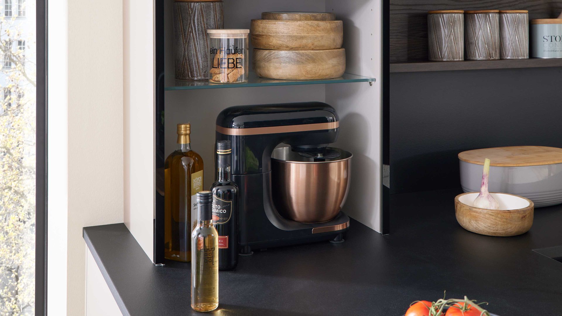 Einbauküche Interliving aus Holz in Beige Interliving Küche Serie 3072 mit Miele-Einbaugeräten Lava & Nussbaum Kuba - zweizeilig