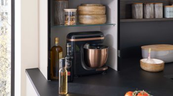 Einbauküche Interliving aus Holz in Beige Interliving Küche Serie 3106 mit Miele-Einbaugeräten Lava & Nussbaum Kuba - zweizeilig