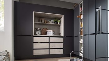 Einbauküche Interliving aus Holz in Schwarz Interliving Küche Serie 3107 - Vorratsraumlösung Mattschwarz & Beton – Stellfläche ca. 289 x 219 cm