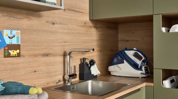 Einbauküche Interliving aus Holz in Grün Interliving Küche Serie 3074 - Hauswirtschaftsraumlösung Olive & Vulkaneiche – Stellfläche ca. 190 x 275 cm