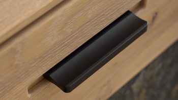 Vitrine Interliving aus Holz in Holzfarben Interliving Wohnzimmer Serie 2029 - Kombivitrine Wildeiche & Granit-Steinoptik - zwei Türen, Breite ca. 85 cm