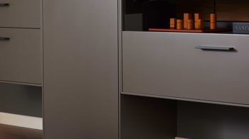 Vitrine Interliving aus Holz in Dunkelgrau Interliving Wohnzimmer Serie 2030 - Vitrine Wolfram Grey & Spaltholz - eine Tür, Breite ca. 45 cm