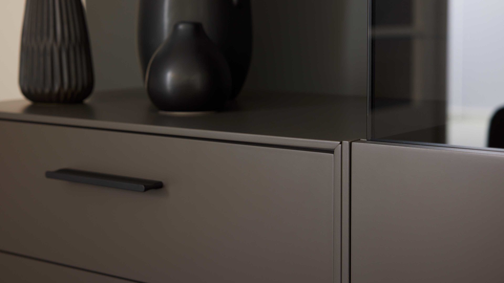 Wohnwand Interliving aus Holz in Dunkelgrau Interliving Wohnzimmer Serie 2030 - Wohnwand 86 Wolfram Grey & Spaltholz - dreiteilig, Länge ca. 275 cm