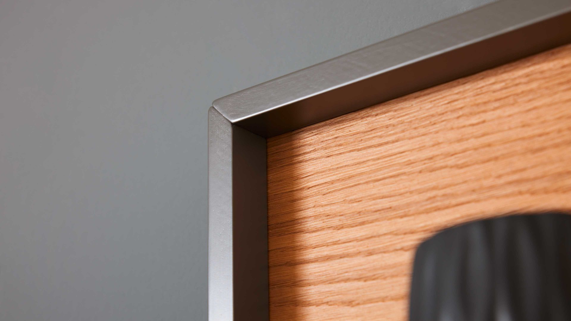 Wohnwand Interliving aus Holz in Dunkelgrau Interliving Wohnzimmer Serie 2030 - Wohnwand Wolfram Grey & Spaltholz - fünfteilig, Länge ca. 309 cm