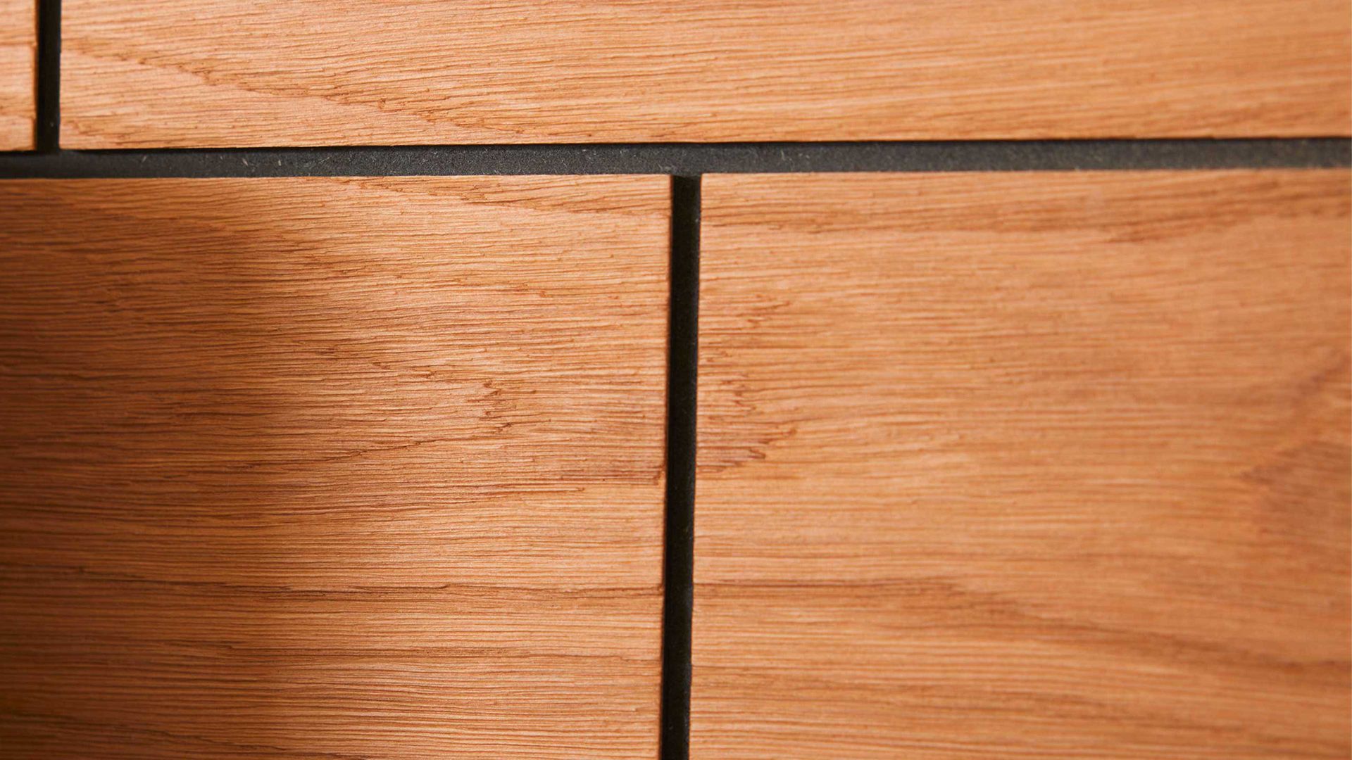 Wandregal Interliving aus Holz in Dunkelgrau Interliving Wohnzimmer Serie 2030 - Wandregal Wolfram Grey & Spaltholz - Länge ca. 150 cm