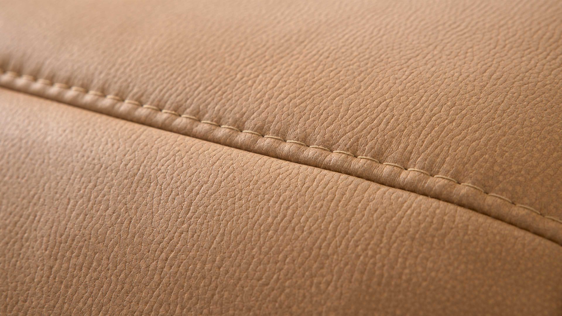 Polsterhocker Interliving aus Stoff in Orange Interliving Sofa Serie 4064 - XXL-Polsterhocker kurkumafarbene Mikrofaser Galero Punto & Fuß W003-01 - ca. 130 x 65 cm