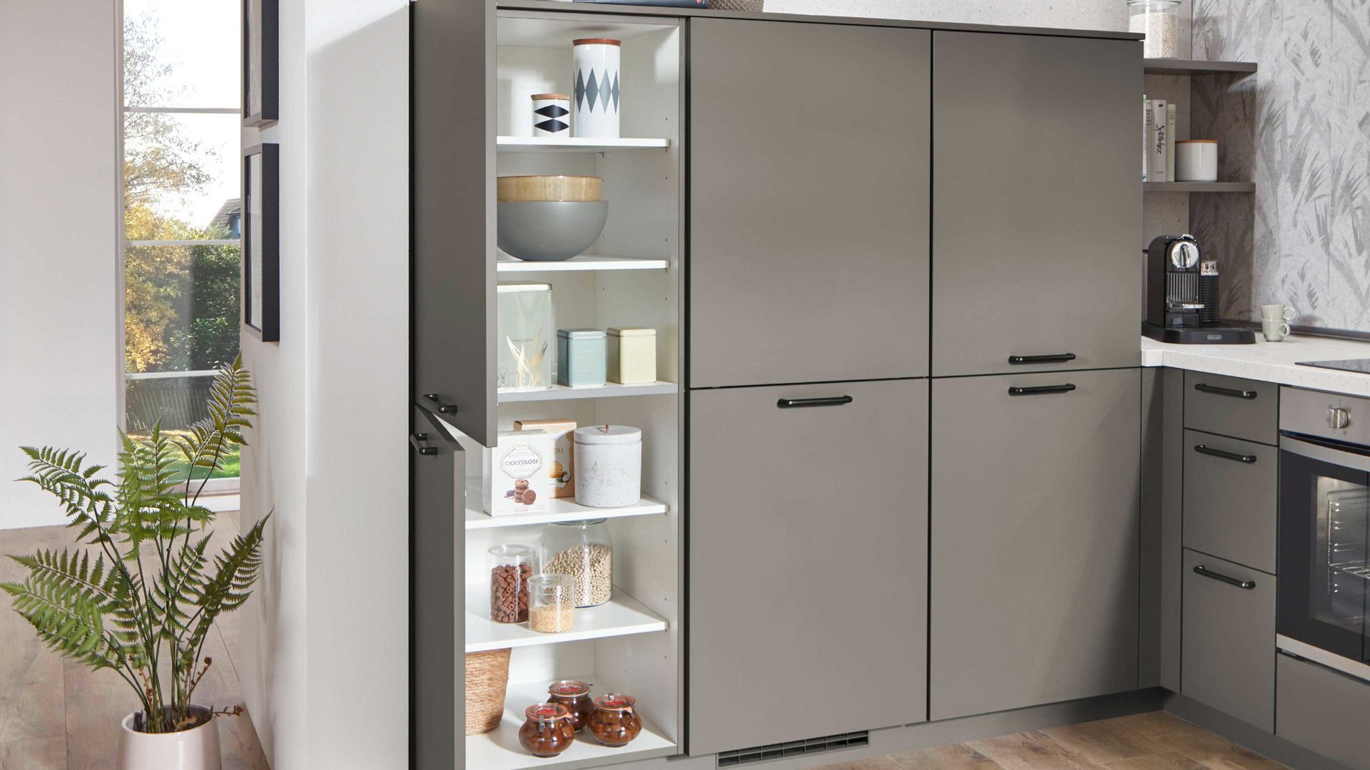 Einbauküche Nobilia® aus Holz in Dunkelgrau nobilia® Einbauküche Laser mit privileg-Elektrogeräten Taupegrau - Stellfläche ca. 245 x 425 cm