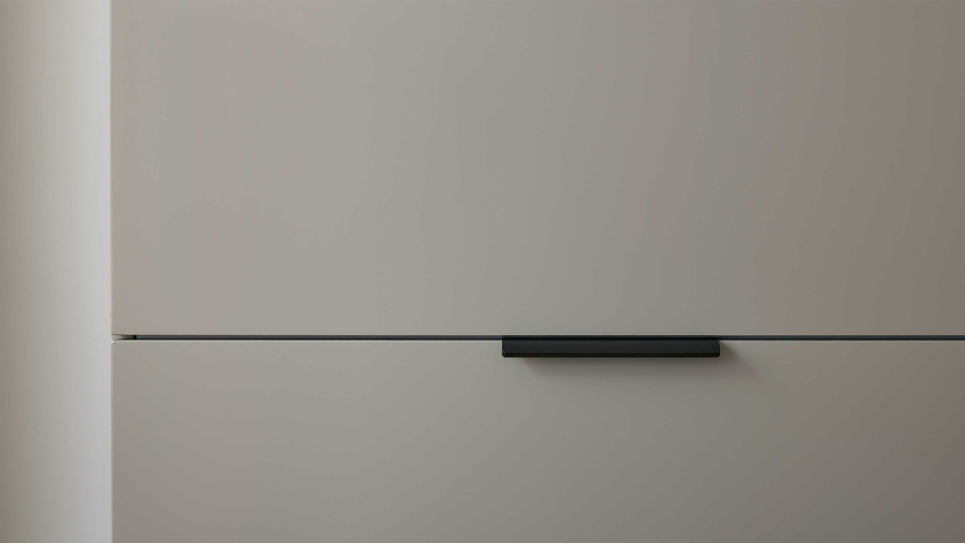 Schuhschrank Interliving aus Holz in Hellgrau Interliving Garderobe Serie 6012 - Hänge-Schuhschrank graubeiger Mattlack - zwei Klappen, Breite ca.  160 cm