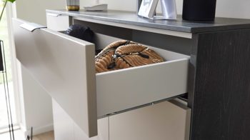 Kombikommode Interliving aus Holz in Grau Interliving Garderobe Serie 6012 - Kombikommode graubeiger Mattlack & Räuchereiche - drei Türen, eine Schublade, Breite ca. 120 cm