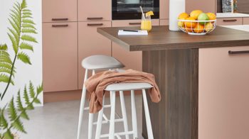 Einbauküche Nobilia® aus Holz in Rosa nobilia® Einbauküche Senso mit AEG Elektrogeräten Koralle & Walnuss - zweizeilig