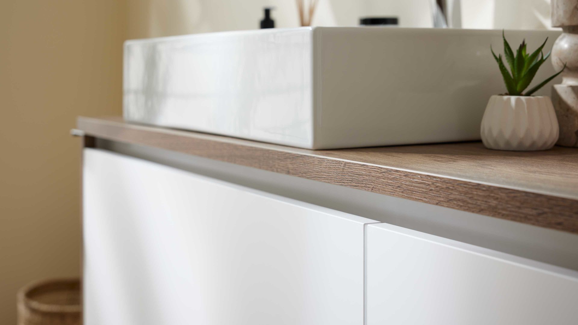 Badmöbel-Set Interliving aus Holz in Weiß Interliving Bad Serie 7357 - Badmöbel-Set Basis Alpinweiß & Eiche Havanna