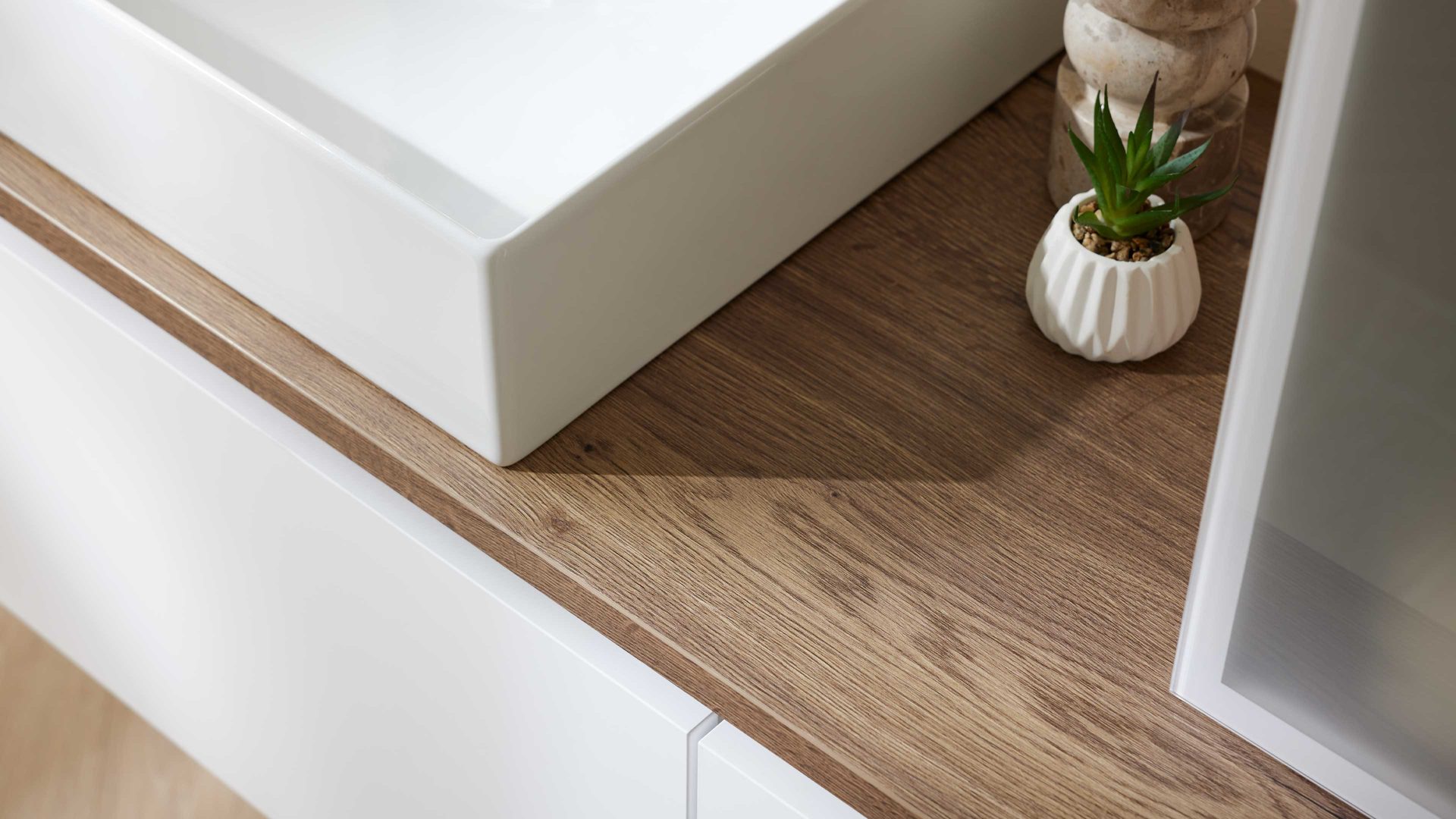 Badmöbel-Set Interliving aus Holz in Weiß Interliving Bad Serie 7357 - Badmöbel-Set Basis Alpinweiß & Eiche Havanna