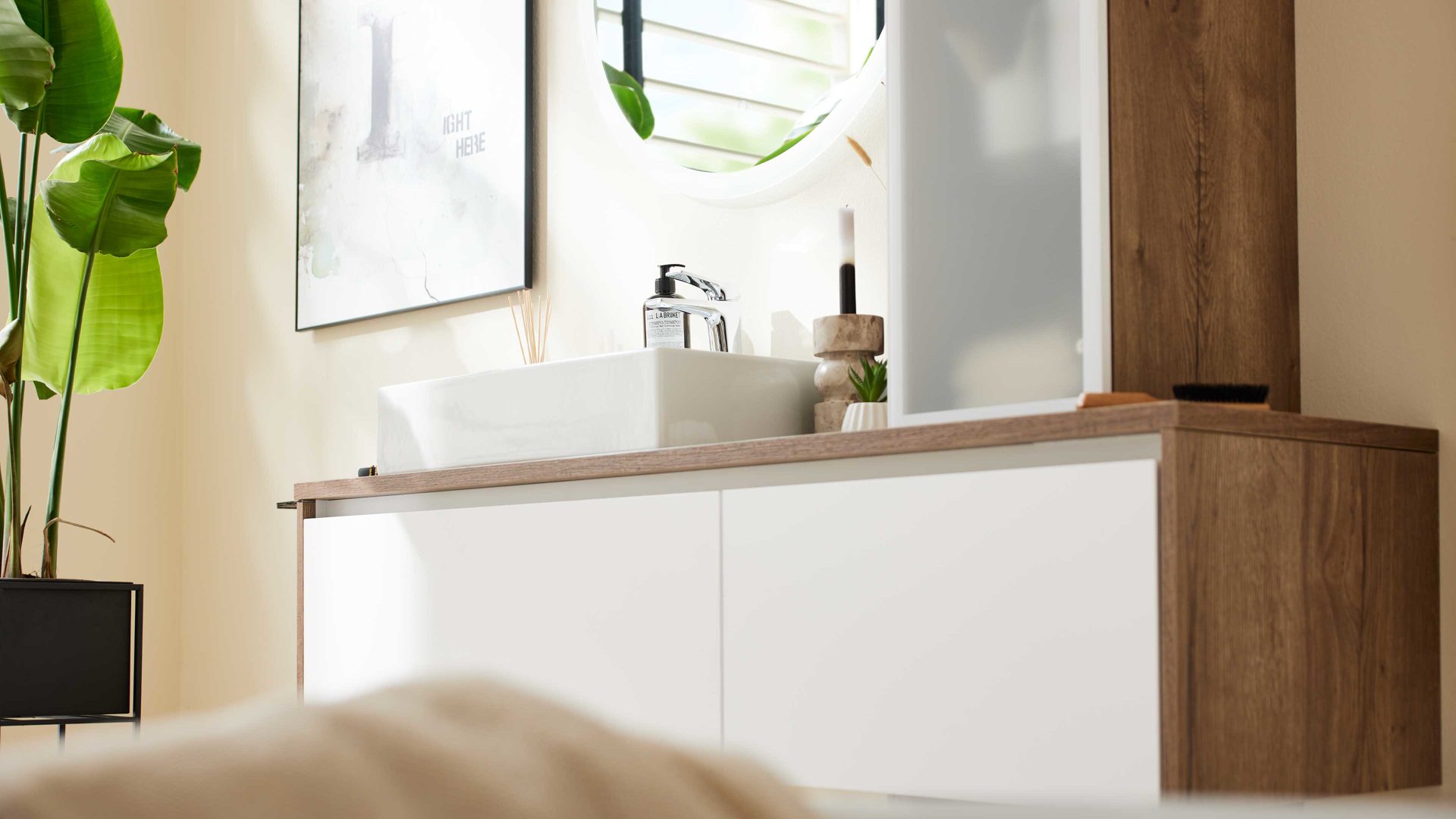 Badmöbel-Set Interliving aus Holz in Weiß Interliving Bad Serie 7357 - Badmöbel-Set Basis Alpinweiß & Eiche Havanna