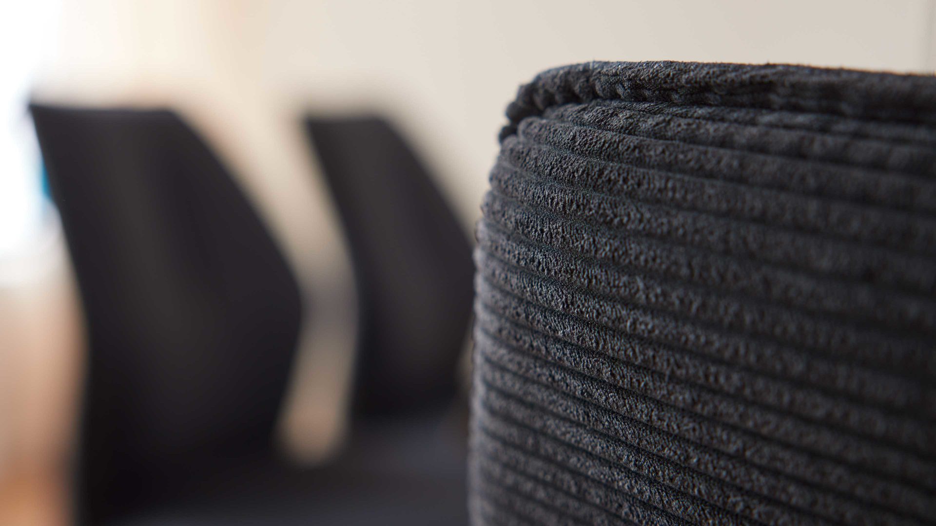 Vierfußstuhl Interliving aus Stoff in Schwarz Interliving Esszimmer Serie 5116 – Armlehnstuhl mit Drehfunktion carbonschwarzer Materialmix Mikrofaser & Cord Ni-Co, schwarzes Gestell F37