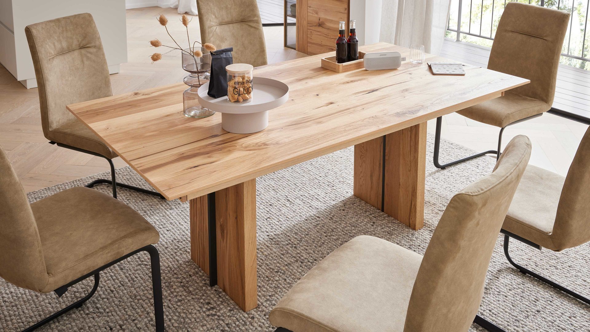 Tischgruppe Interliving aus Holz in Holzfarben Interliving Esszimmer Serie 5604 - Essgruppe mit Schwingstühlen Eiche rustico, papyrusfarbener Bezug Hanoy & anthrazitfarbenes Metall