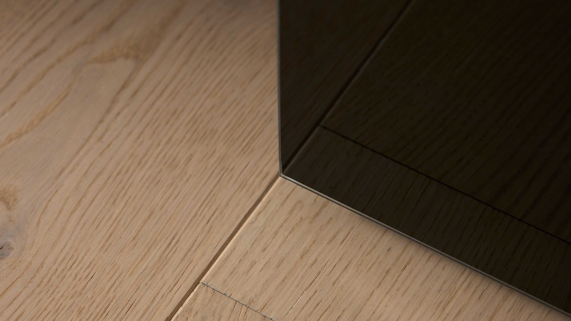 Kleiderschrank Interliving aus Holz in Schwarz Interliving Kleiderschrank Serie 1208 - Schwebetürenschrank 98431 Schwarzglas & Atlantic Eiche - zwei Türen, Breite ca. 270 cm