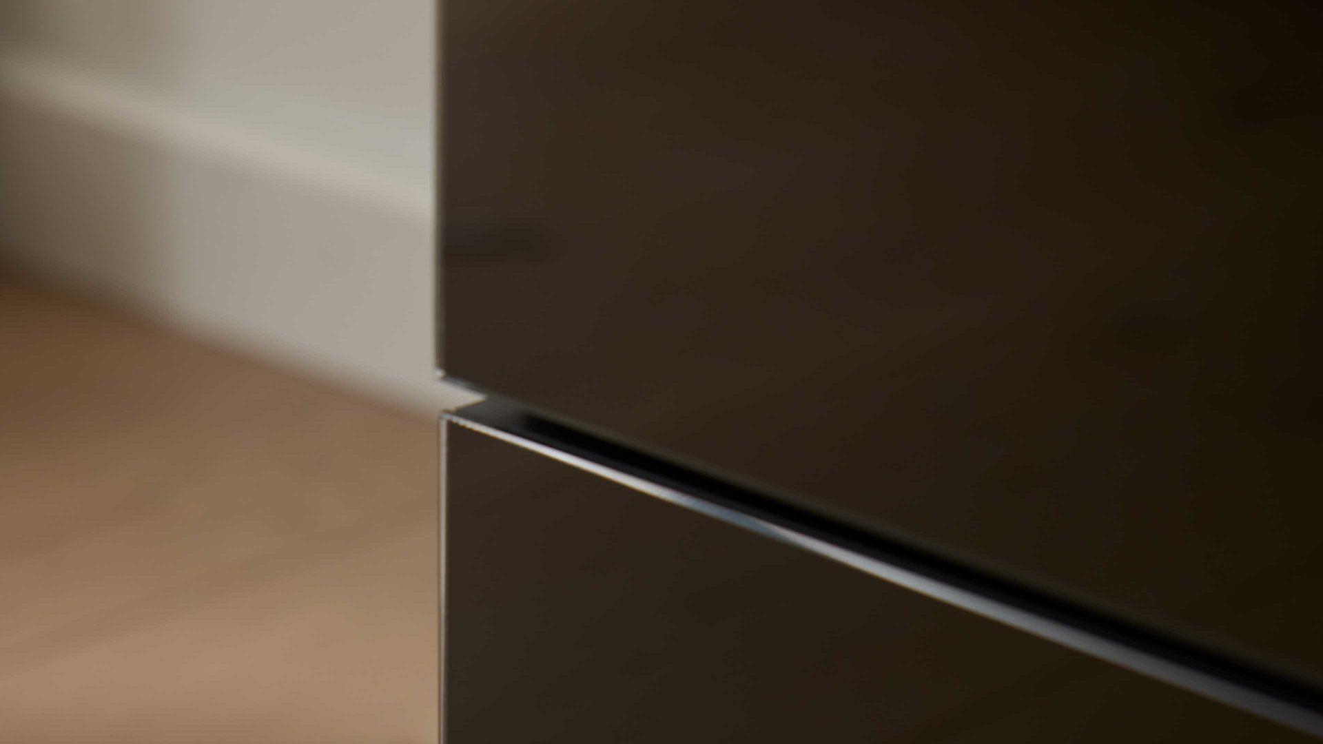 Schubladenkommode Interliving aus Holz in Schwarz Interliving Kleiderschrank Serie 1208 - Schubladenkommode 86729 Schwarzglas & Atlantic Eiche - vier Schubladen, Breite ca. 58 cm