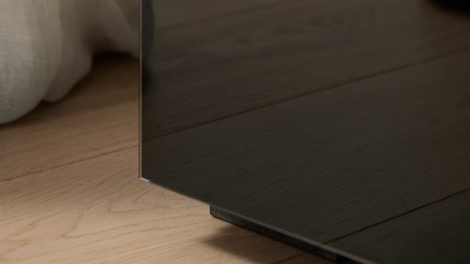 Kombikommode Interliving aus Holz in Schwarz Interliving Kleiderschrank Serie 1208 - Kombikommode 91608 Schwarzglas & Atlantic Eiche - zwei Türen, vier Schubladen, Breite ca. 120 cm