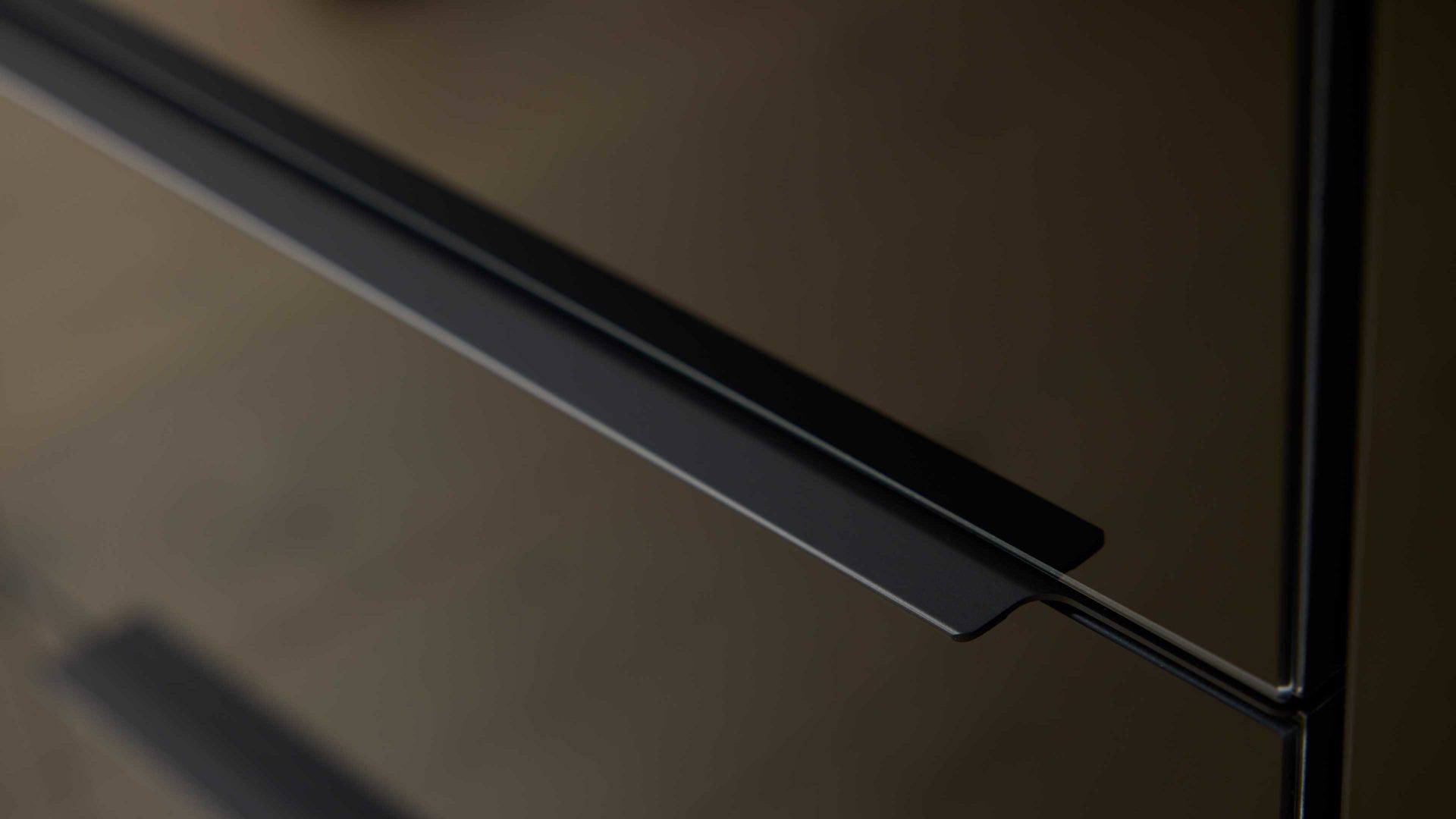 Kombikommode Interliving aus Holz in Schwarz Interliving Kleiderschrank Serie 1208 - Kombikommode 91608 Schwarzglas & Atlantic Eiche - zwei Türen, vier Schubladen, Breite ca. 120 cm