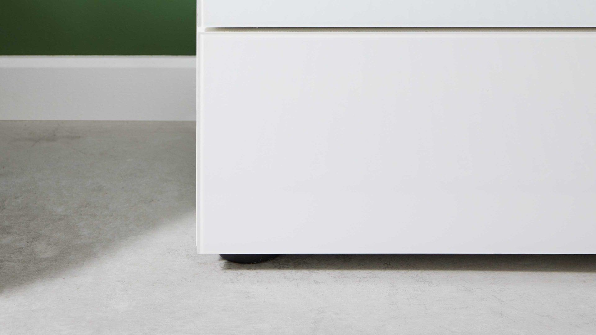 Kombikommode Interliving aus Holz in Weiß Interliving Kleiderschrank Serie 1208 - Kombikommode 91608 alpinweißes Glas & Artisan Eiche - eine Tür, vier Schubladen, Breite ca. 120 cm