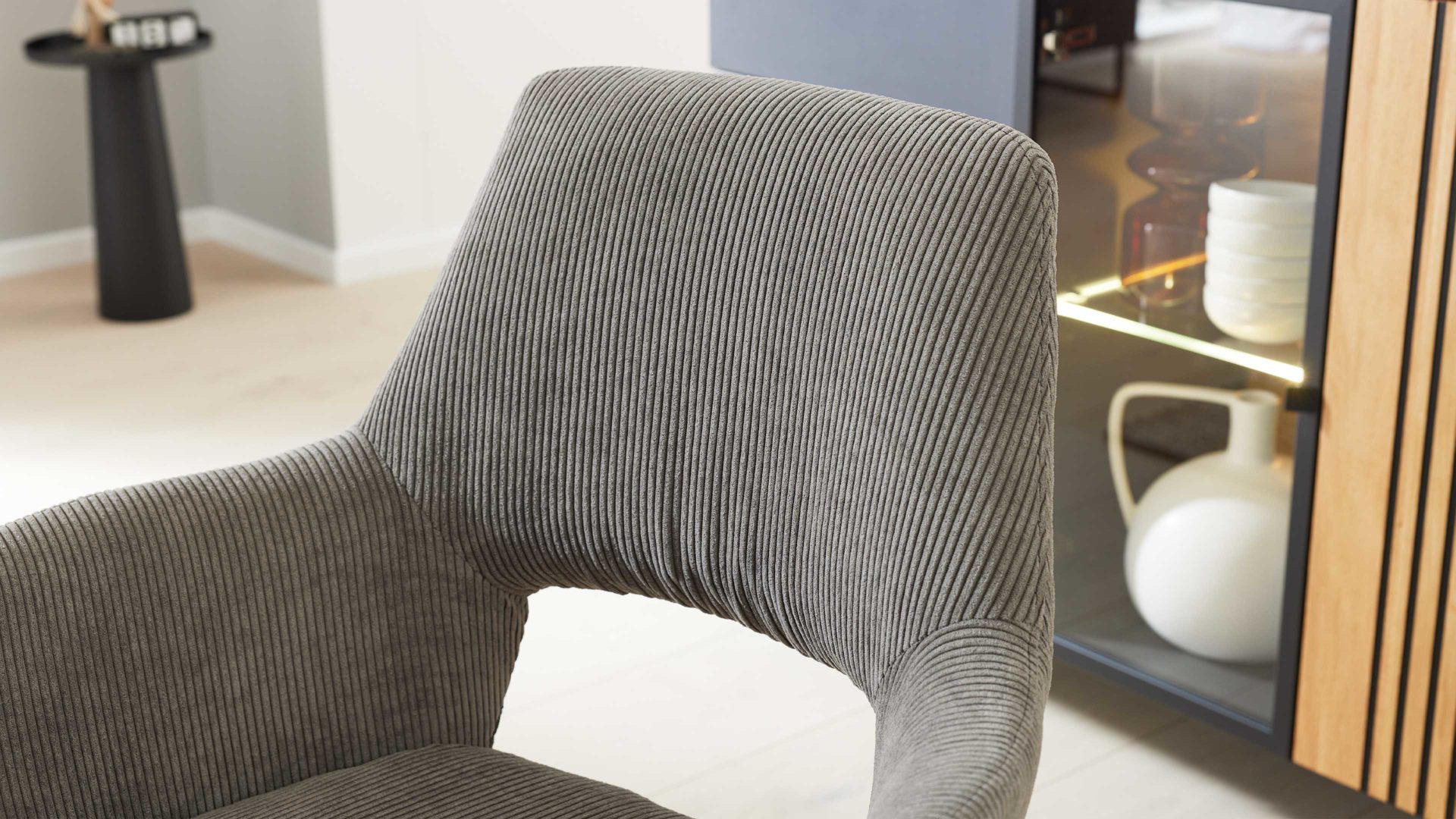 Vierfußstuhl Interliving aus Stoff in Hellgrau Interliving Esszimmer Serie 5605 – Armlehnstuhl mit Dreh- und Rückholfunktion muschelfarbener Cord Rebel & schwarzes Eisen