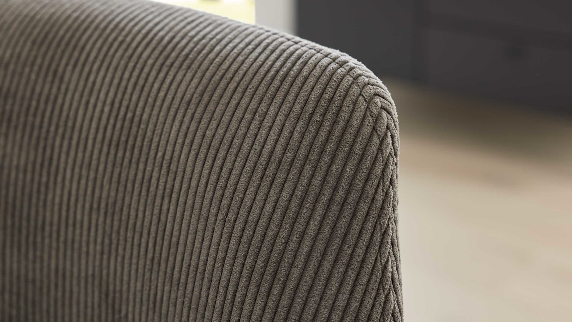 Vierfußstuhl Interliving aus Stoff in Hellgrau Interliving Esszimmer Serie 5605 – Armlehnstuhl mit Dreh- und Rückholfunktion muschelfarbener Cord Rebel & schwarzes Eisen