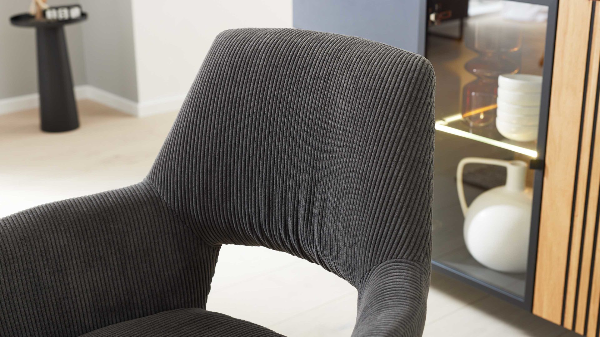 Vierfußstuhl Interliving aus Stoff in Dunkelgrau Interliving Esszimmer Serie 5605 – Armlehnstuhl mit Dreh- und Rückholfunktion anthrazitfarbener Cord Rebel & Eiche