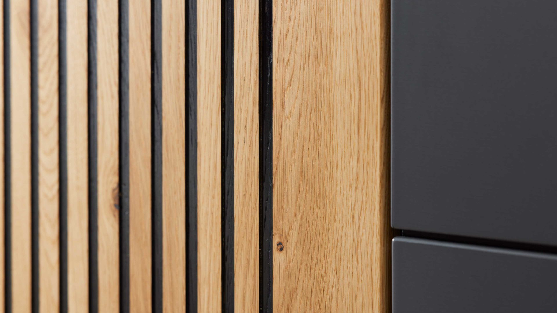 Highboard Interliving aus Holz in Dunkelgrau Interliving Esszimmer Serie 5605 – Highboard quarzgrauer Lack & Charakter-Eiche - fünf Türen, zwei Schubladen, Breite ca. 86 cm