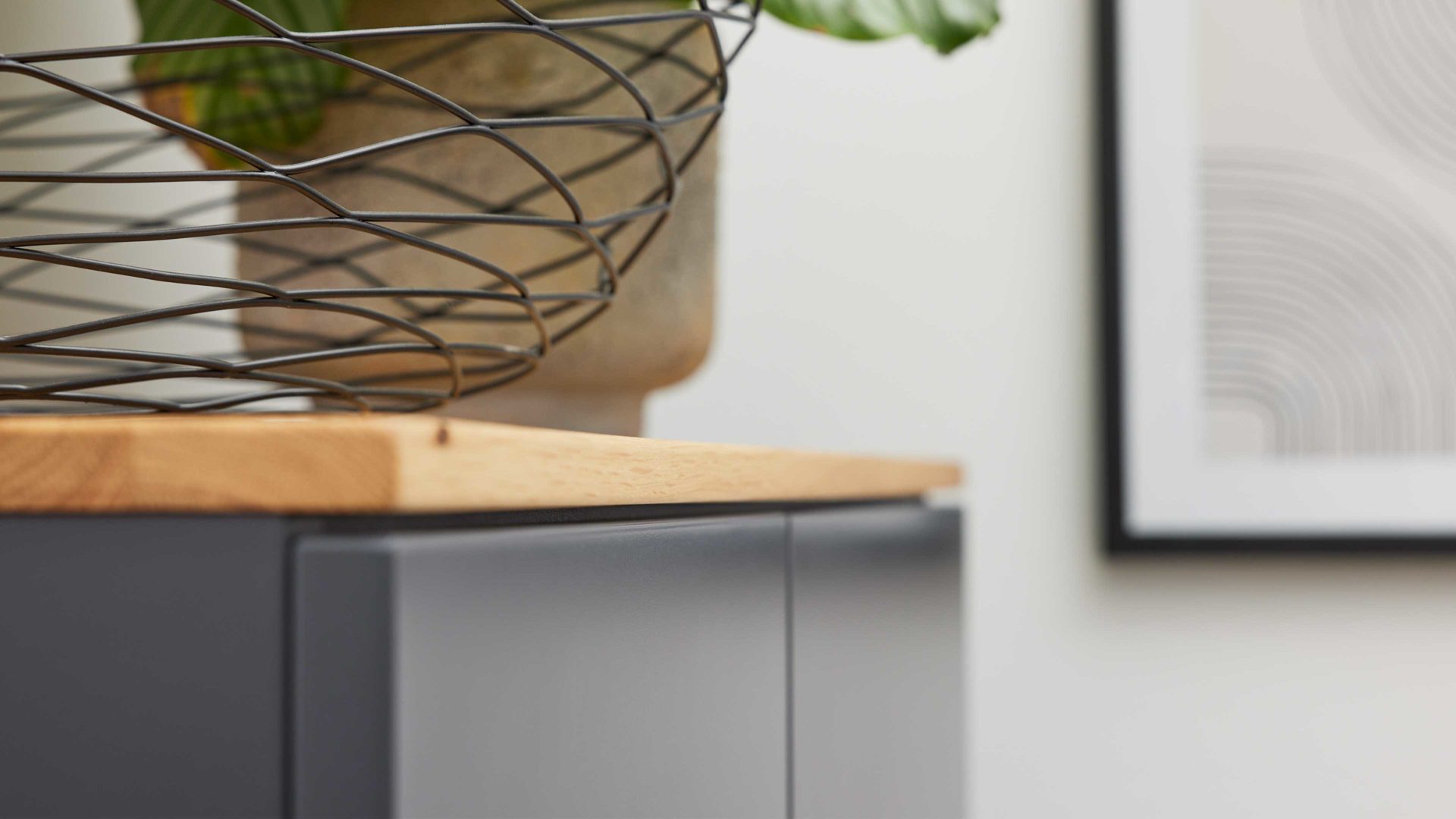 Vitrine Interliving aus Holz in Dunkelgrau Interliving Esszimmer Serie 5605 – Vitrine quarzgrauer Lack & Charakter-Eiche - fünf Türen, zwei Schubladen, Höhe ca. 194 cm