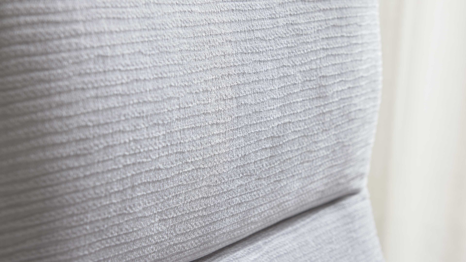 Relaxsessel Interliving aus Stoff in Hellgrau Interliving Sessel Serie 4530 silberfarbener Bezug Mara 9 & silberfarbener Sternfuß