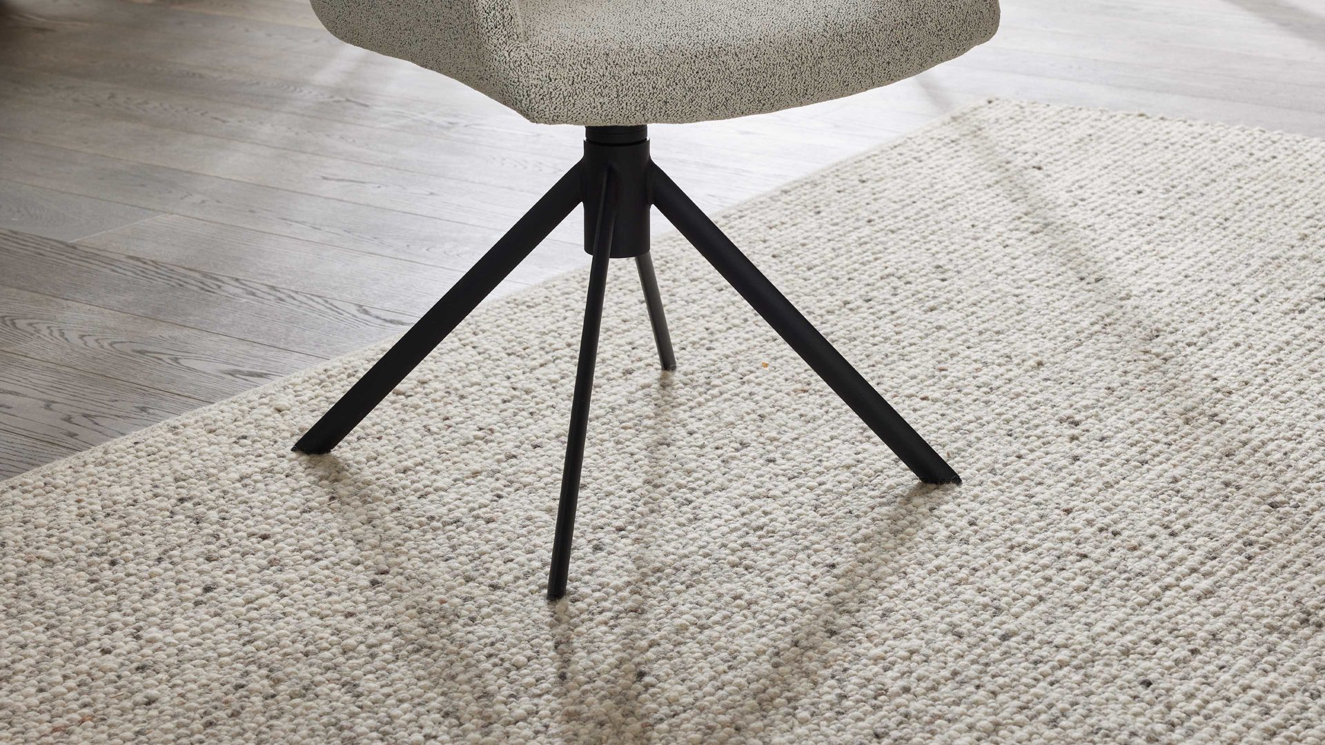 Polsterstuhl Interliving aus Stoff in Weiß Interliving Esszimmer Serie 5118 – Armlehnstuhl 2362 mit Drehfunktion champagnerfarbener Bouclé Elegant wish E07 & mattschwarzes Eisen