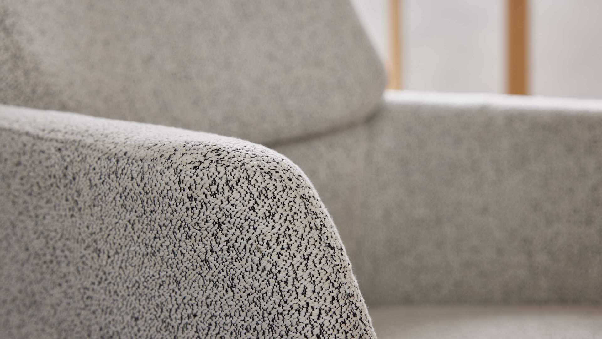 Polsterstuhl Interliving aus Stoff in Weiß Interliving Esszimmer Serie 5118 – Armlehnstuhl 2362 mit Drehfunktion champagnerfarbener Bouclé Elegant wish E07 & mattschwarzes Eisen