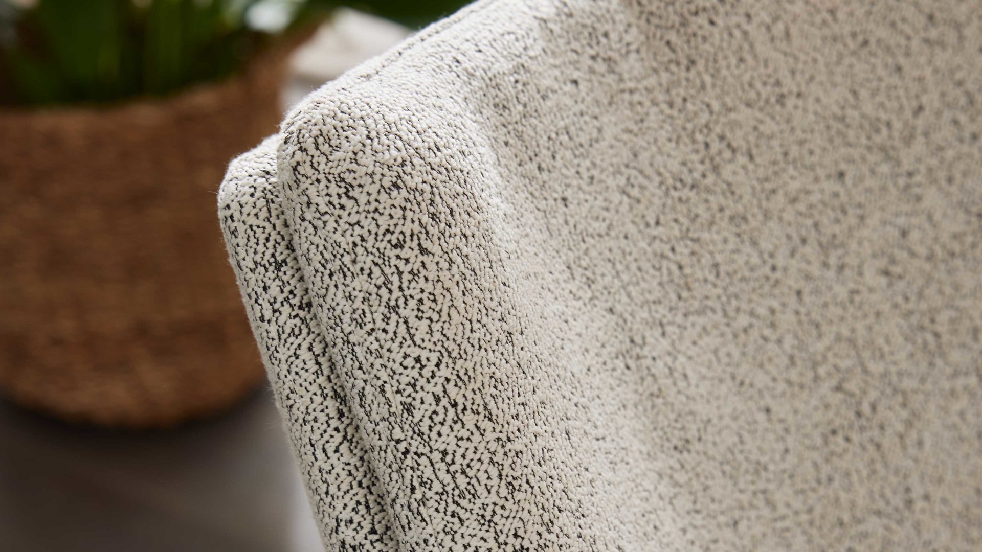 Polsterstuhl Interliving aus Stoff in Weiß Interliving Esszimmer Serie 5118 – Armlehnstuhl mit Drehfunktion champagnerfarbener Bouclé Elegant wish E07 & mattschwarzes Eisen