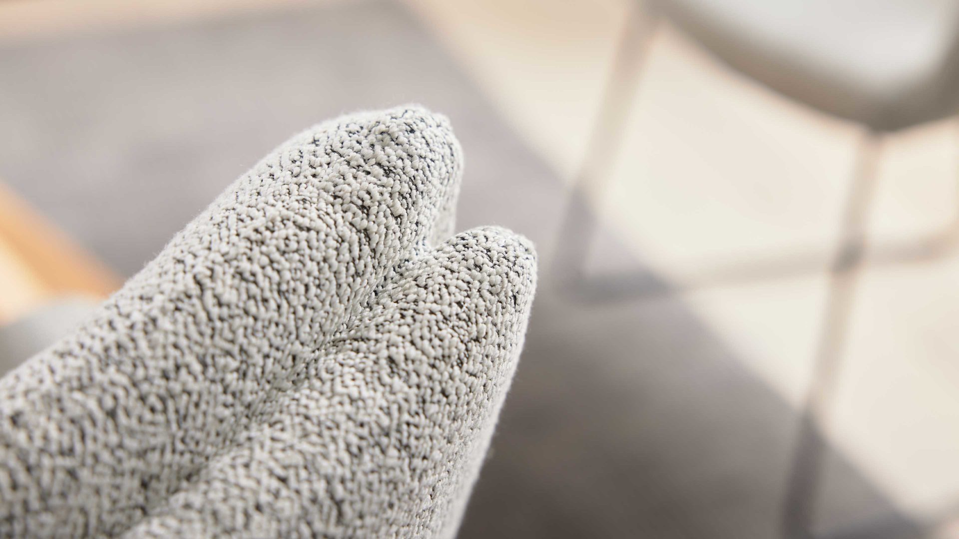 Polsterstuhl Interliving aus Stoff in Weiß Interliving Esszimmer Serie 5118 – Armlehnstuhl 2322 champagnerfarbener Bouclé Elegant wish E07 & mattschwarzes Eisen