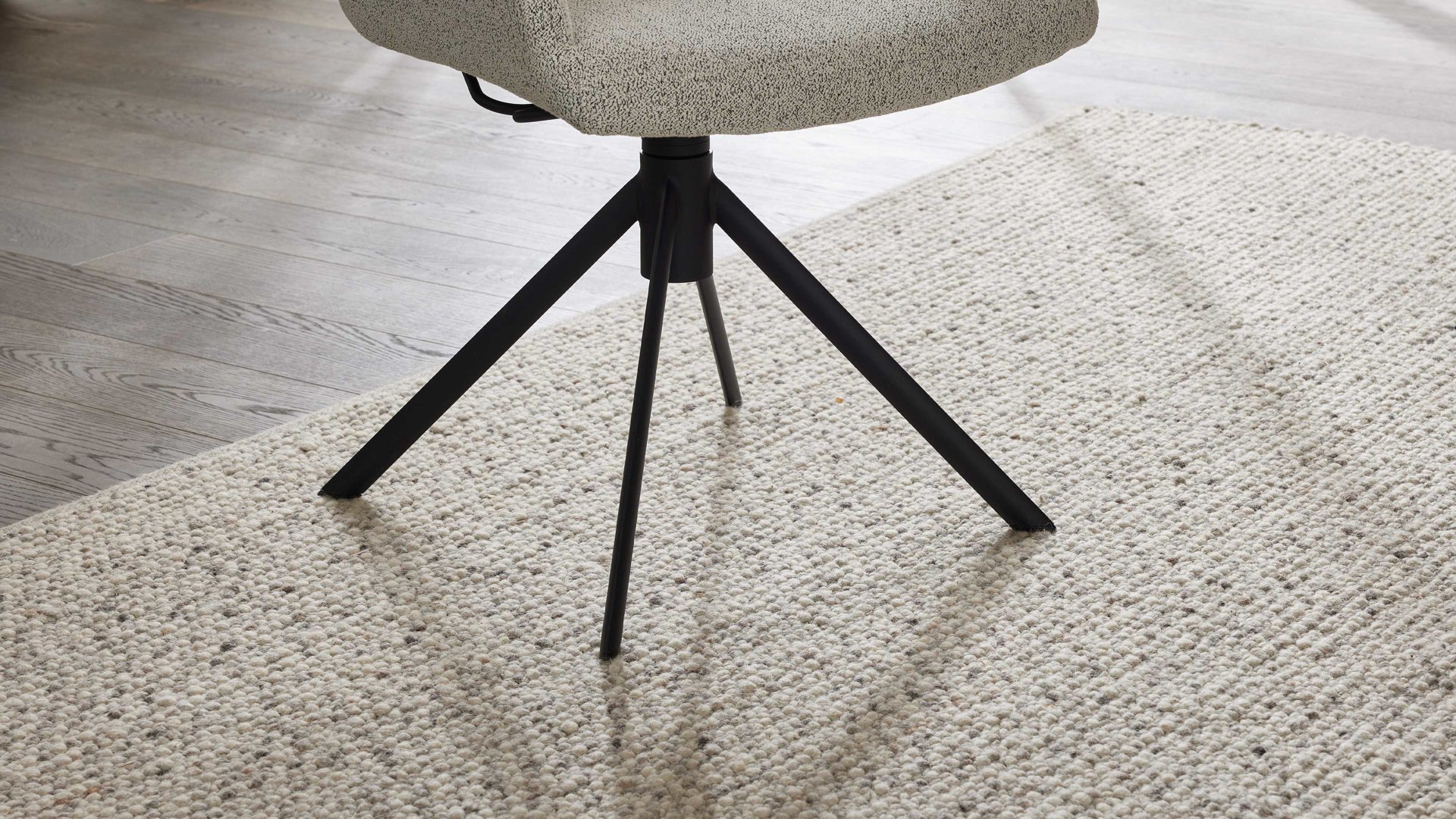 Polsterstuhl Interliving aus Stoff in Weiß Interliving Esszimmer Serie 5118 – Armlehnstuhl 2372 Move & Turn champagnerfarbener Bouclé Elegant wish E07 & mattschwarzes Eisen