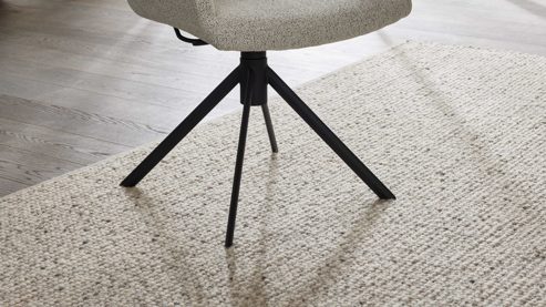 Polsterstuhl Interliving aus Stoff in Weiß Interliving Esszimmer Serie 5118 – Armlehnstuhl mit Move & Turn champagnerfarbener Bouclé Elegant wish E07 & mattschwarzes Eisen