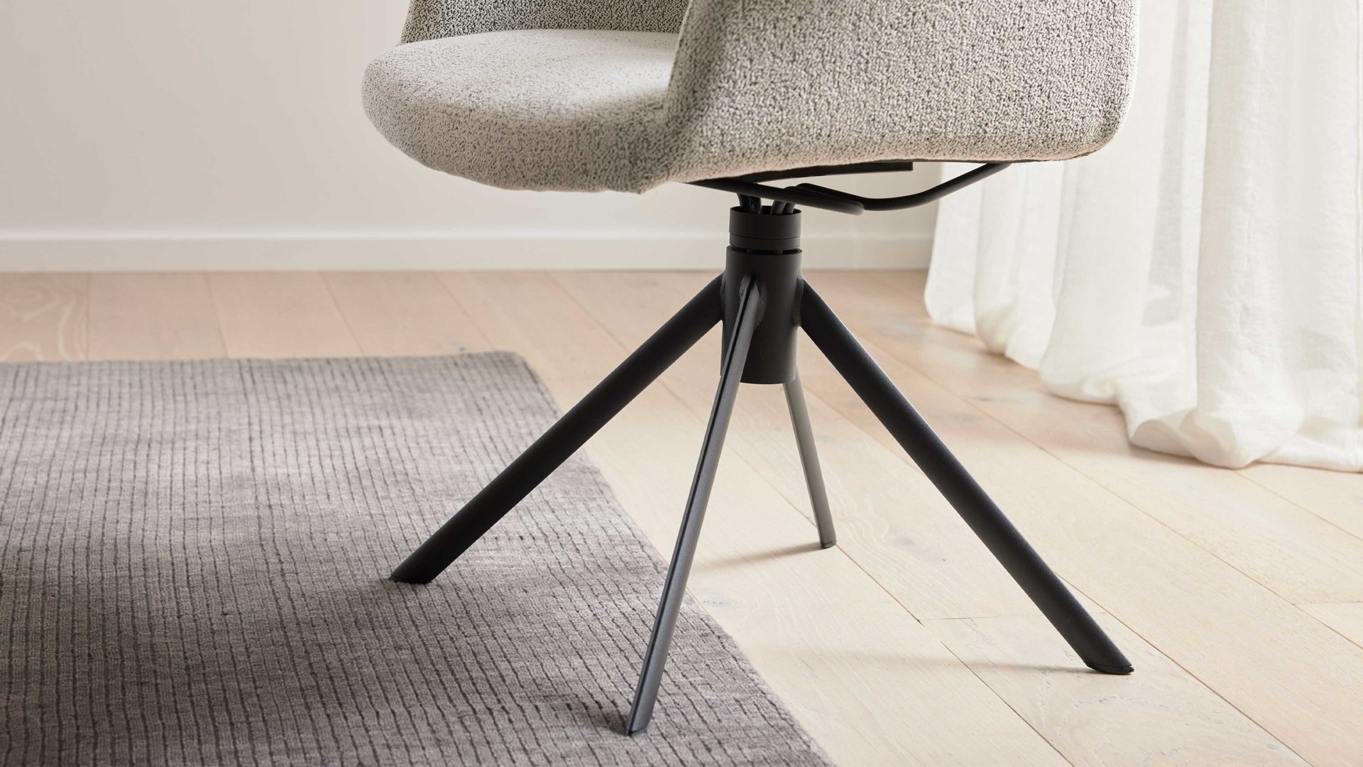 Polsterstuhl Interliving aus Stoff in Weiß Interliving Esszimmer Serie 5118 – Armlehnstuhl 2372 Move & Turn champagnerfarbener Bouclé Elegant wish E07 & mattschwarzes Eisen