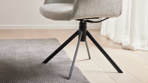 Polsterstuhl Interliving aus Stoff in Weiß Interliving Esszimmer Serie 5118 – Armlehnstuhl mit Move & Turn champagnerfarbener Bouclé Elegant wish E07 & mattschwarzes Eisen