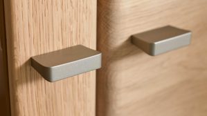 Vitrine Interliving aus Holz in Holzfarben Interliving Wohnzimmer Serie 2028 - Vitrine Wildeiche - zwei Türen, Breite ca. 62 cm