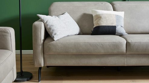 Zweisitzer Interliving aus Leder in Grau Interliving Sofa Serie 4065 – Zweisitzer kieselfarbenes Leder Cloudy gravel & schwarze Metallfüße – Länge ca. 180 cm