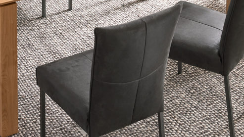 Vierfußstuhl Bert plantagie aus Stoff in Anthrazit Polsterstuhl Blaze anthrazitfarbener Stoffbezug Bull 67 & anthrazitfarbene Metallfüße