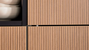 Einbauküche Interliving aus Holz in Holzfarben Interliving Küche Serie 3075 mit AEG-Einbaugeräten Stripe Wood Crema & Weiß – zweizeilig