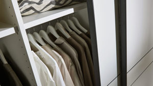 Kleiderschrank Interliving aus Holz in Weiß Interliving Kleiderschrank Serie 1207 – Schwebetürenschrank weißer Mattlack – zwei Türen, Breite ca. 212 cm