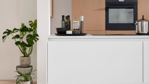 Einbauküche Interliving aus Holz in Holzfarben Interliving Küche Serie 3075 mit AEG-Einbaugeräten Stripe Wood Crema & Weiß – zweizeilig