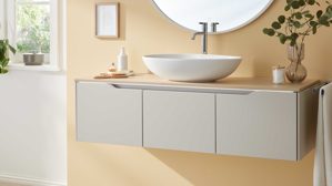 Waschtisch-Set / Waschbecken-Set Interliving aus Holz in Hellgrau Interliving Bad Serie 3720 - Badmöbel-Set Basis sandfarbenes Lacklaminat & Eiche Como - Länge ca. 138 cm