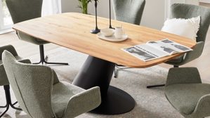 Esstisch Interliving aus Holz in Holzfarben Interliving Esszimmer Serie 5121 – Essgruppe mit sechs Stühlen Charakter-Eiche, thymianfarbener Bouclé Alpine  & schwarzes Metall – ca. 200 x 100 cm