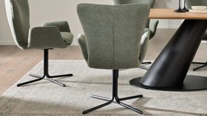 Polsterstuhl Interliving aus Stoff in Grün Interliving Esszimmer Serie 5121 – Armlehnstuhl mit Drehfunktion thymianfarbener Bouclé Alpine & schwarzes Metall