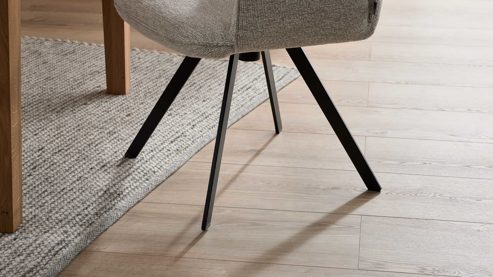 Polsterstuhl Interliving aus Stoff in Weiß Interliving Esszimmer Serie 5102 – Armlehnstuhl mit Drehfunktion leinenfarbener Jacquard Lodge L07 & schwarzes Eisen